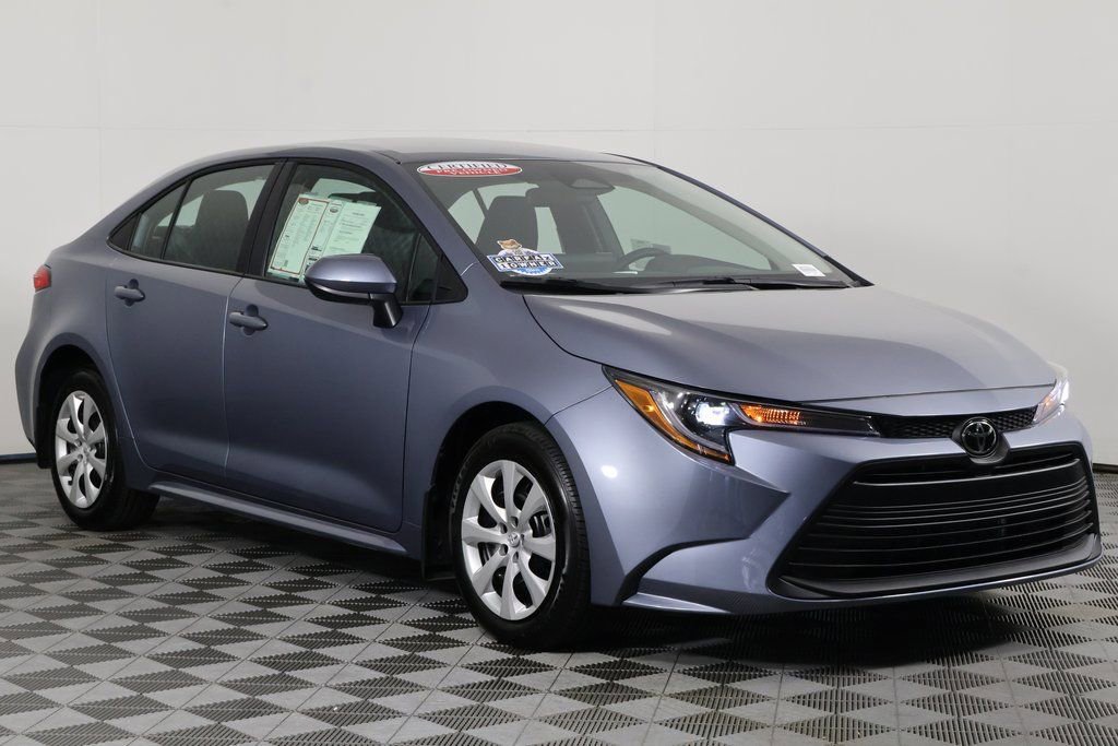 2025 Toyota Corolla LE photo 3