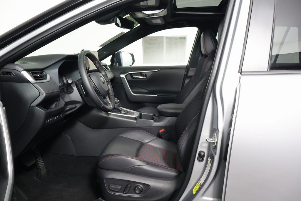 2025 Toyota RAV4 XSE - Photo 10