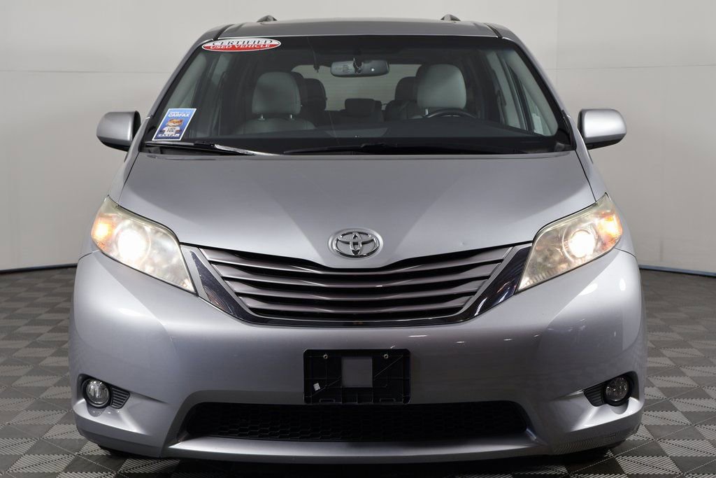2017 Toyota Sienna XLE photo 2