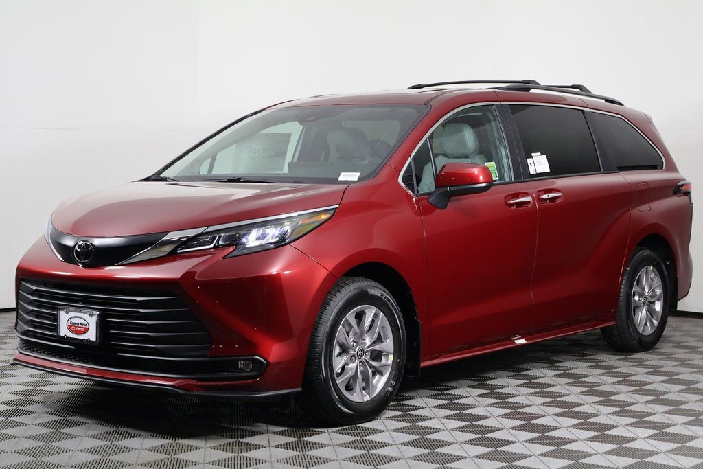 2026 Toyota Sienna XLE's photo