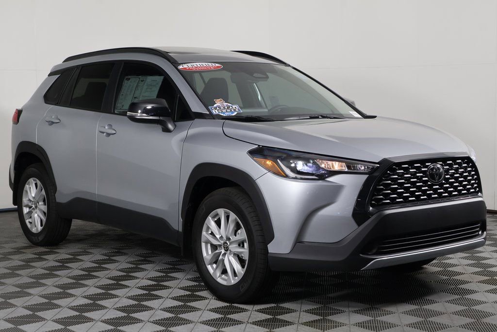 2025 Toyota Corolla Cross LE photo 3