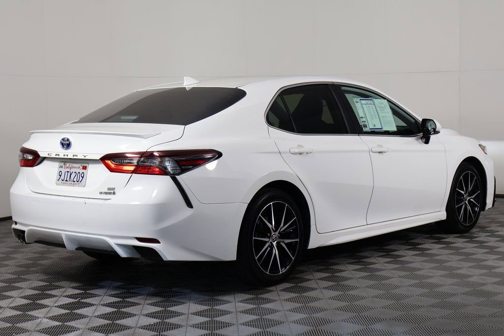 2022 Toyota Camry Hybrid SE photo 4