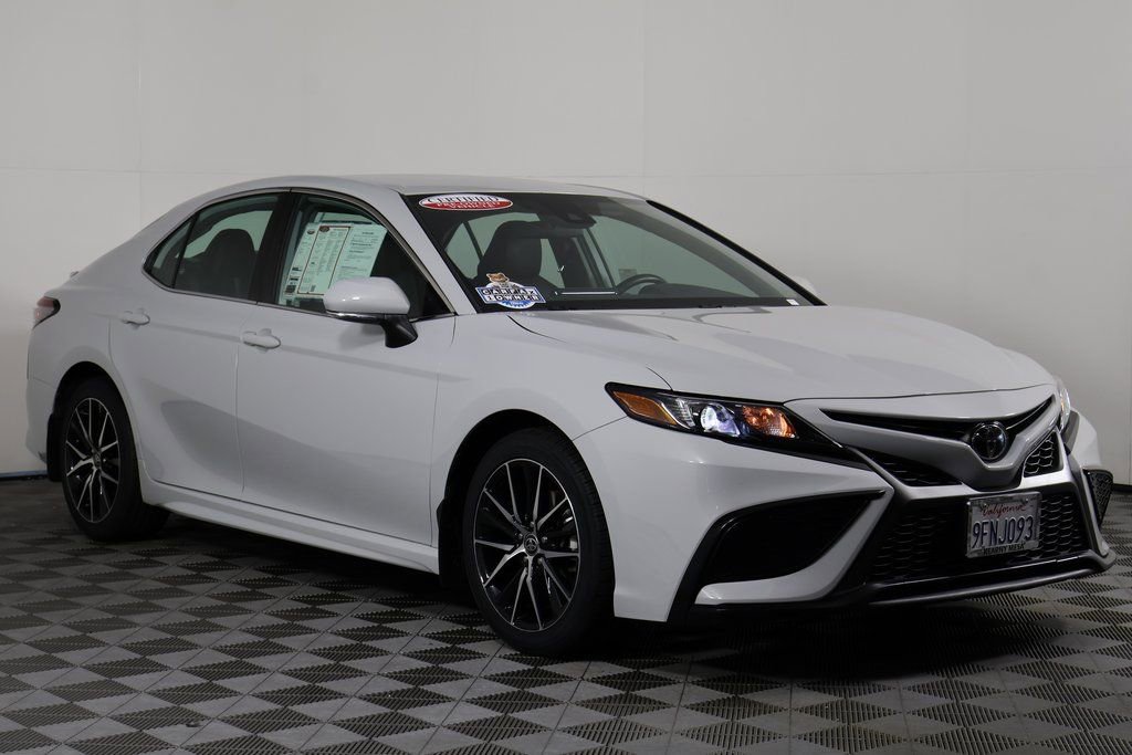 2023 Toyota Camry SE photo 3