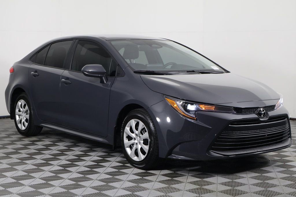 2025 Toyota Corolla LE photo 3