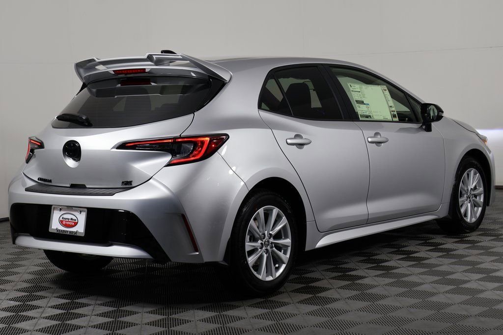 2026 Toyota Corolla Hatchback SE photo 2