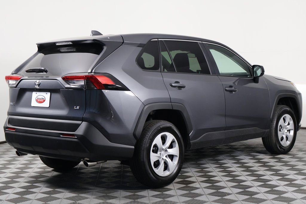 2025 Toyota RAV4 LE photo 4