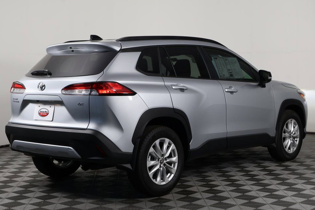 2025 Toyota Corolla Cross LE photo 4
