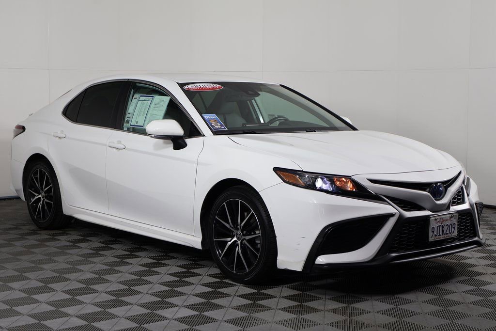 2022 Toyota Camry Hybrid SE photo 3