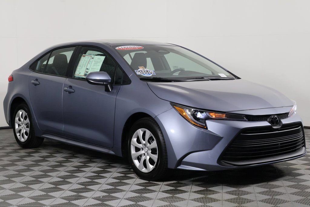 2025 Toyota Corolla LE photo 3