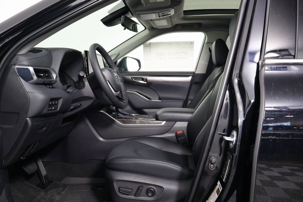 2026 Toyota Highlander Hybrid Platinum photo 5