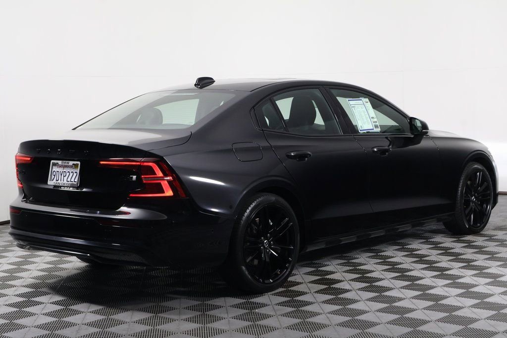 2023 Volvo S60 B5 AWD Plus Black Edition photo 4