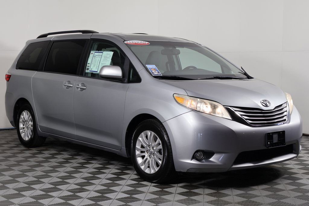2017 Toyota Sienna XLE photo 3