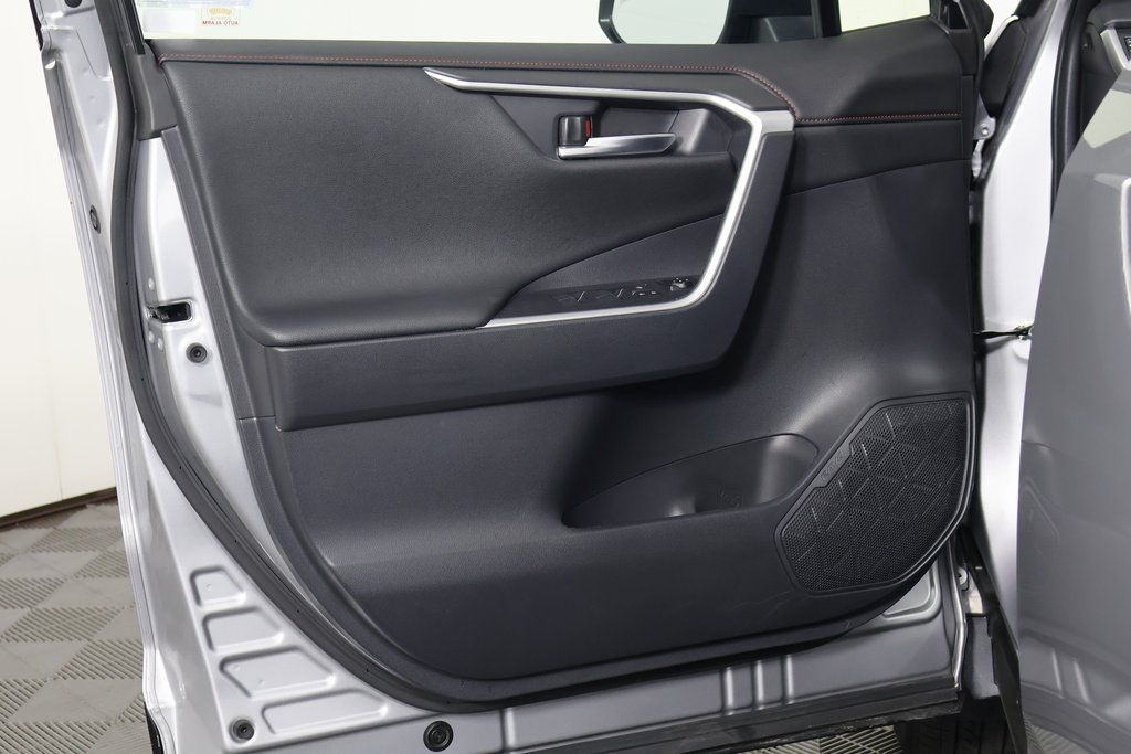 2025 Toyota RAV4 XSE - Photo 12