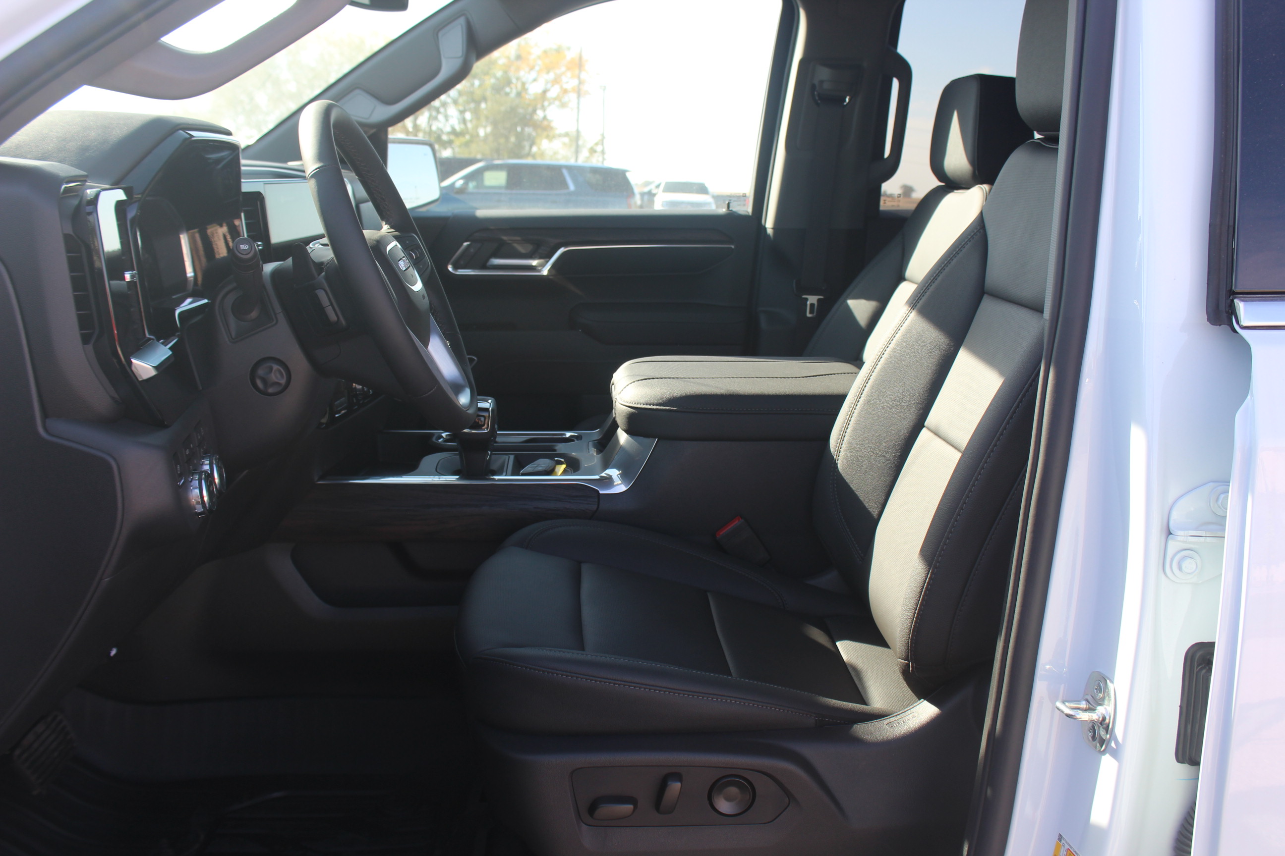 2026 GMC Sierra 1500 SLT - Photo 17