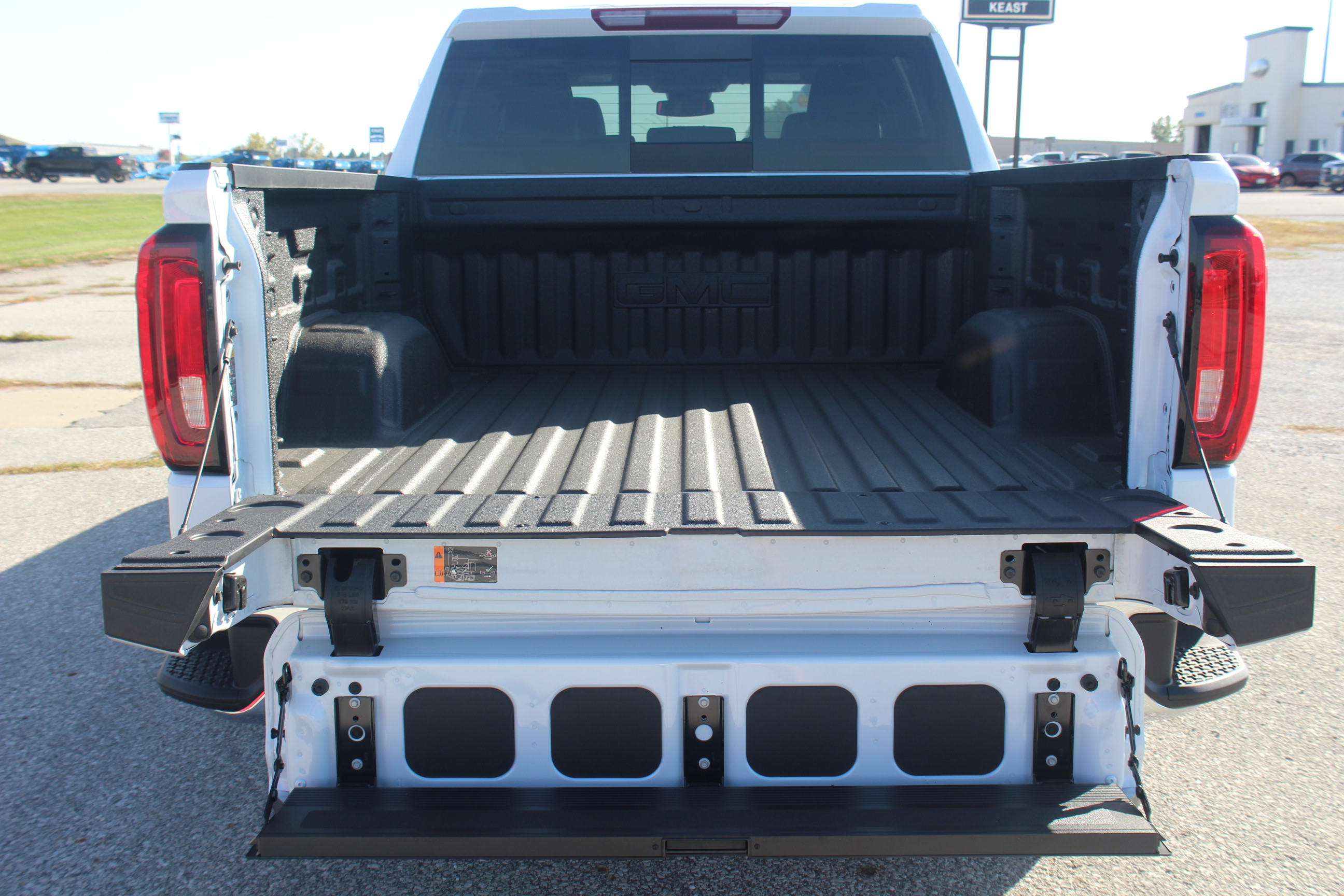 2026 GMC Sierra 1500 SLT - Photo 21