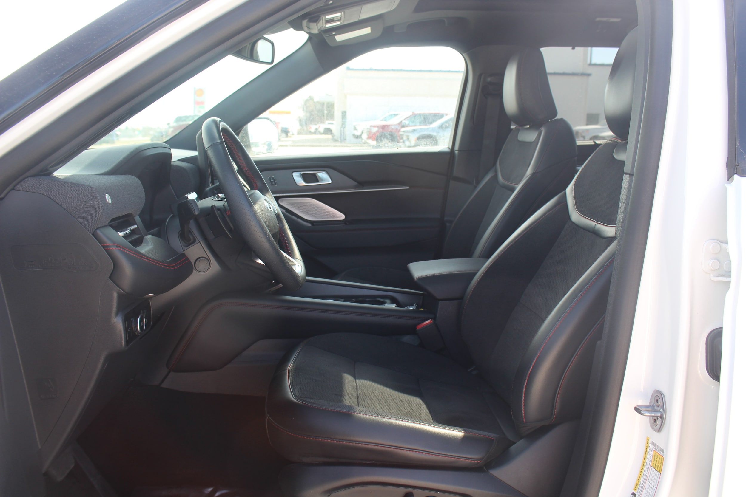 2025 Ford Explorer ST - Photo 18