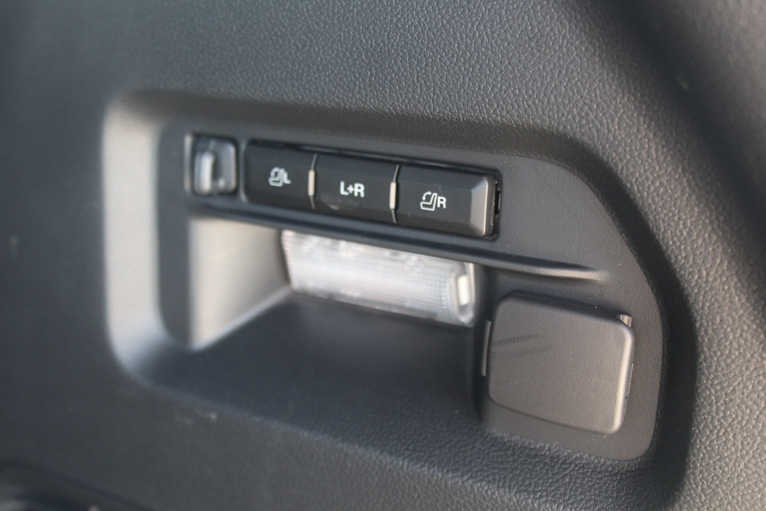 2025 Ford Explorer ST - Photo 24