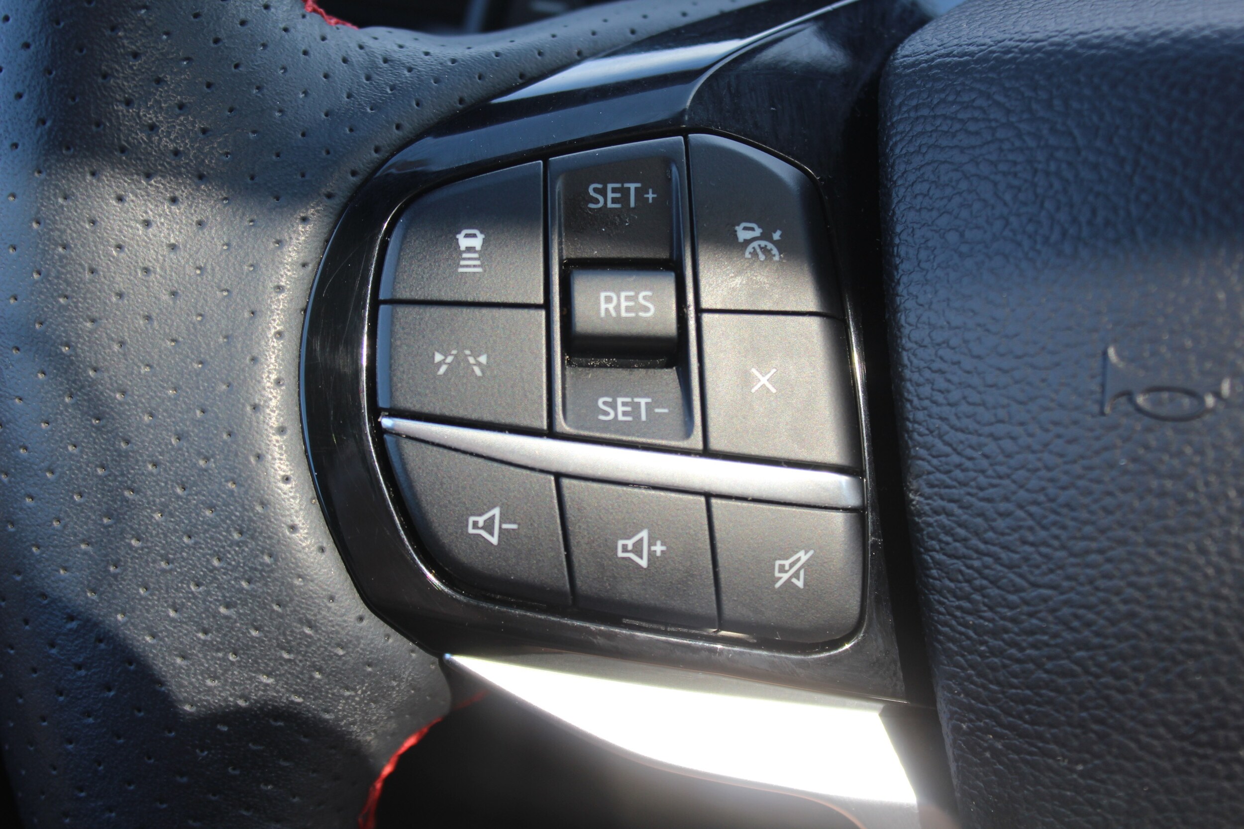 2025 Ford Explorer ST - Photo 10