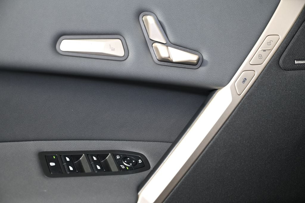 2026 BMW iX 45 - Photo 21