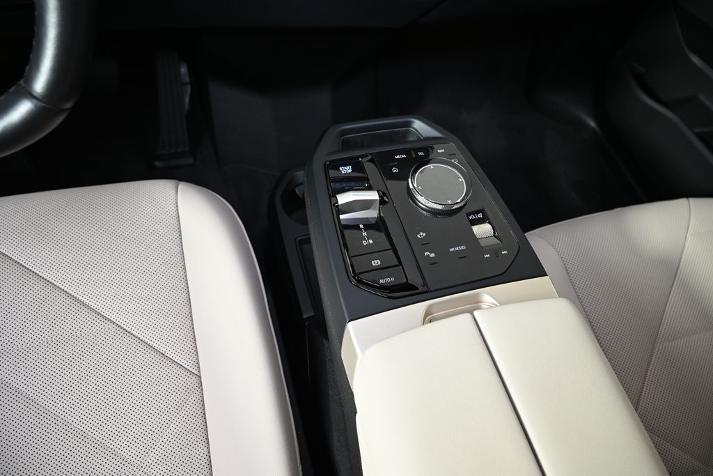 2025 BMW iX 50 - Photo 18