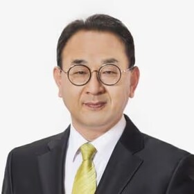 Staff member Bruce Lee from ID_004237
