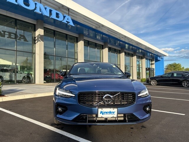 2021 Volvo S60 T5 R-Design photo 3
