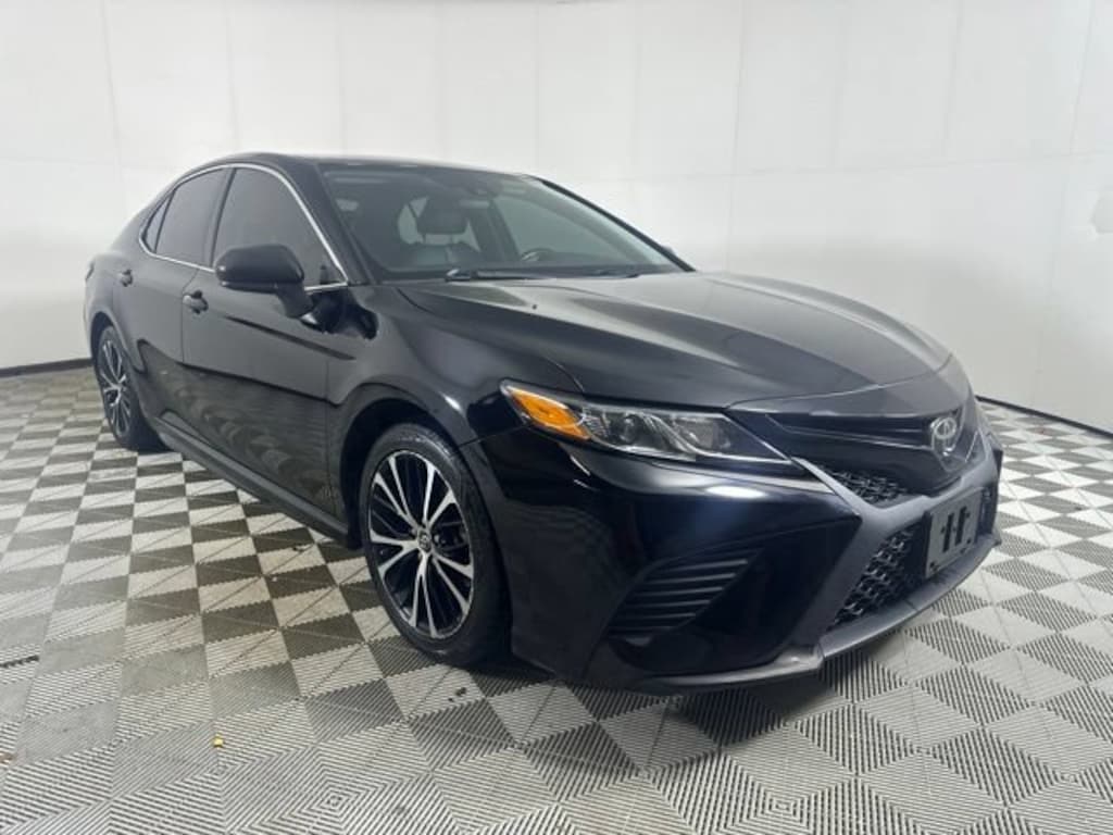 Used 2019 Toyota Camry SE Sedan