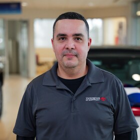 Staff member Alfredo Tirado from ID_32403e