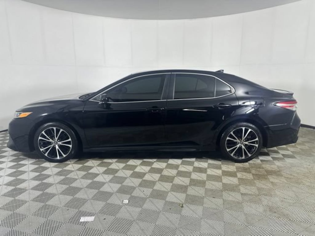 Used 2019 Toyota Camry SE Sedan