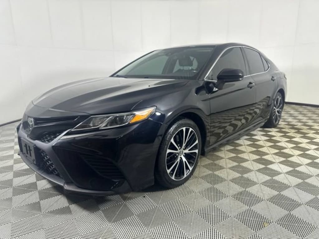 Used 2019 Toyota Camry SE Sedan