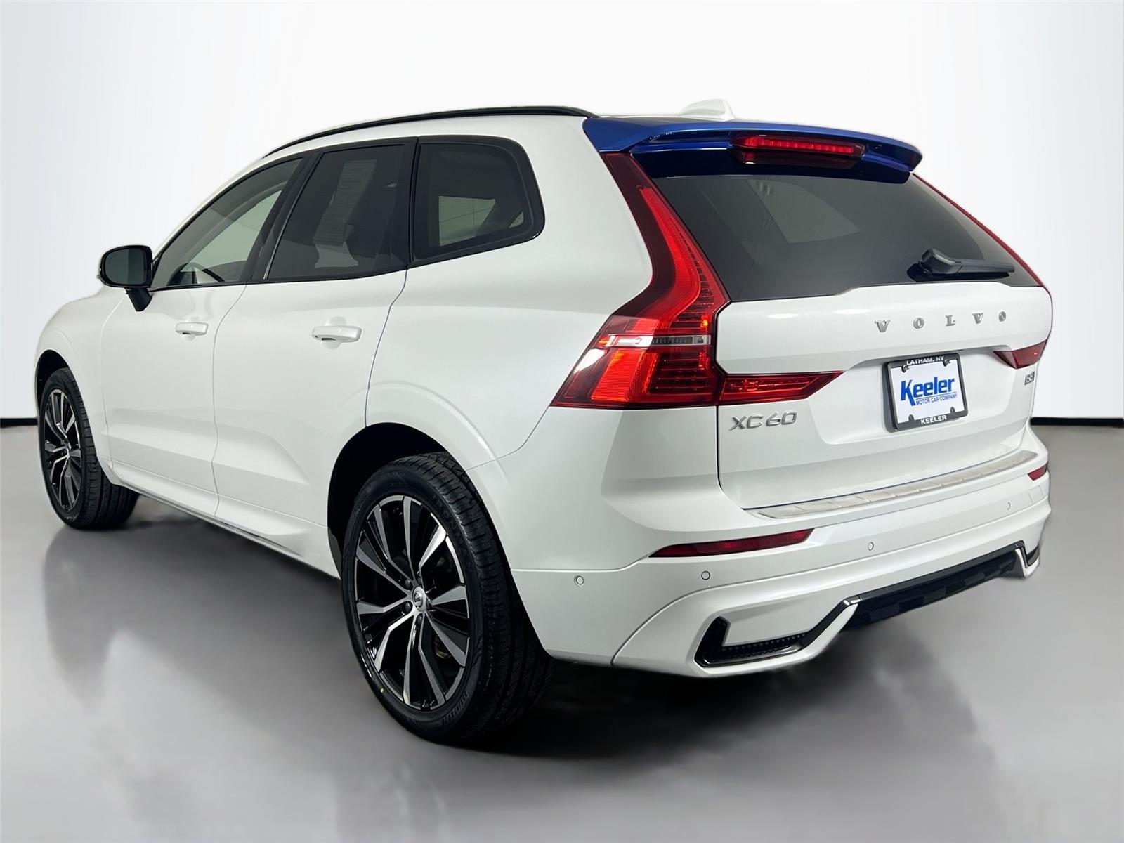 2023 Volvo XC60 B5 Plus photo 3