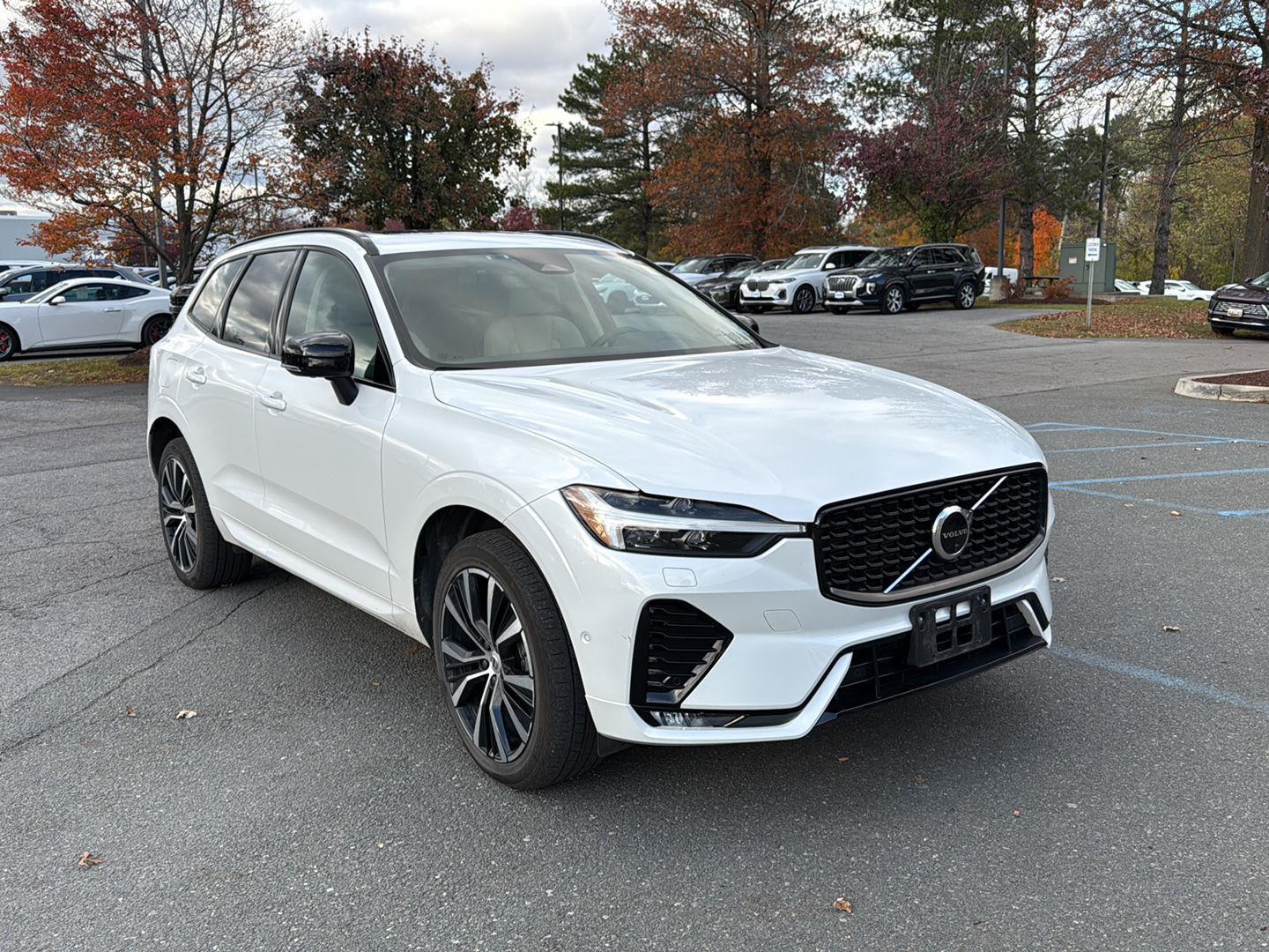 2023 Volvo XC60 B5 Plus photo 2