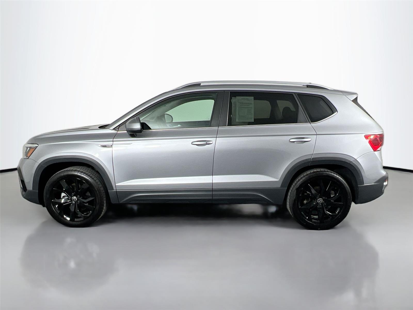 2023 Volkswagen Taos SE photo 3