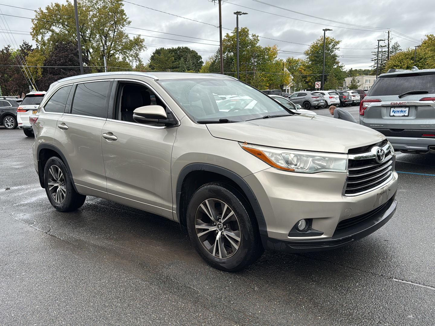 2016 Toyota Highlander XLE photo 2