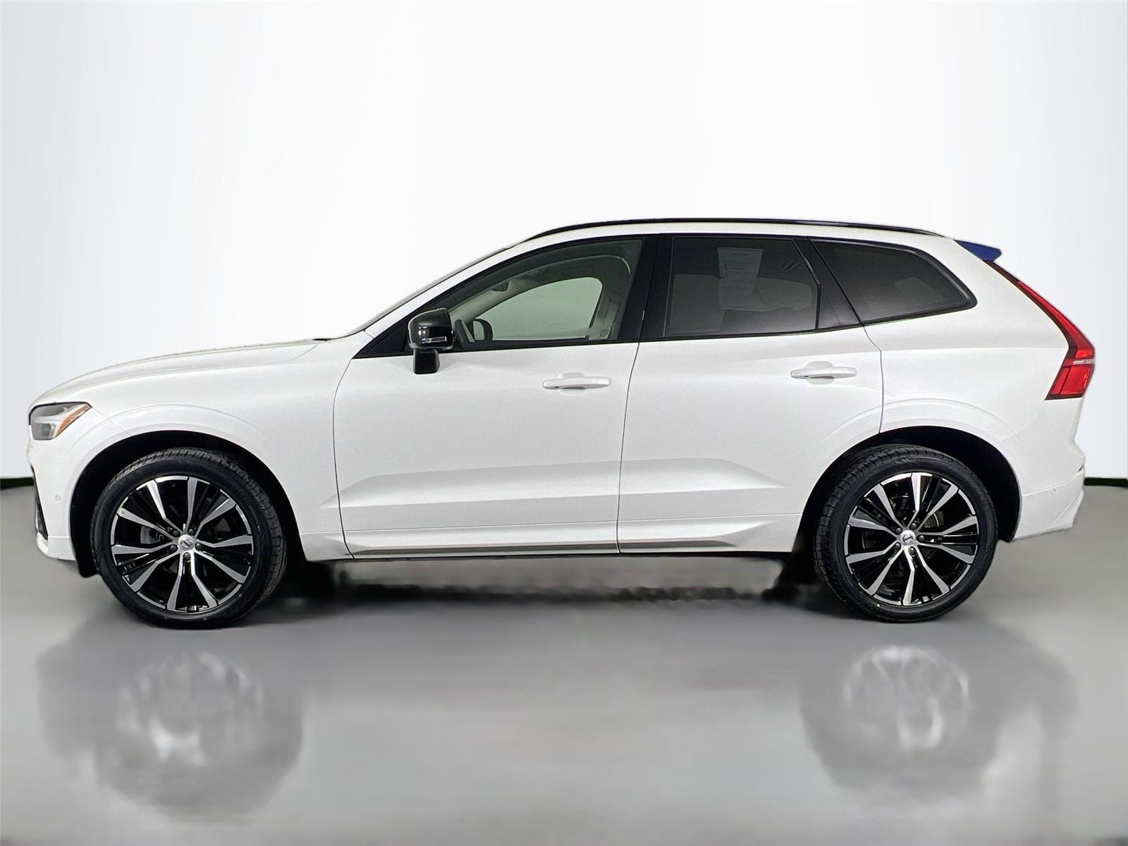 2023 Volvo XC60 B5 Plus photo 2
