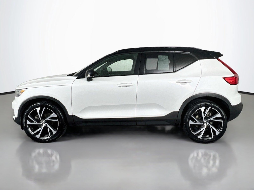 Used 2022 Volvo XC40 T5 AWD R-Design SUV
