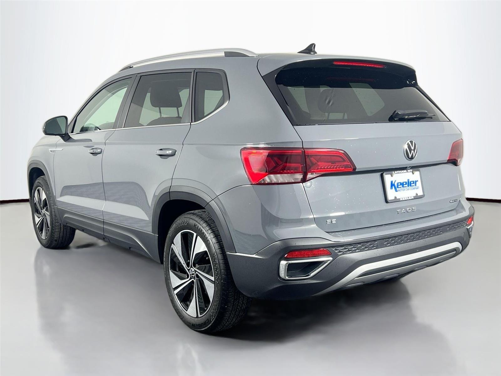 2023 Volkswagen Taos SE photo 3