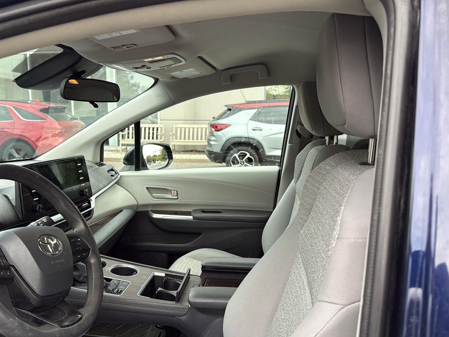 2022 Toyota Sienna LE photo 2