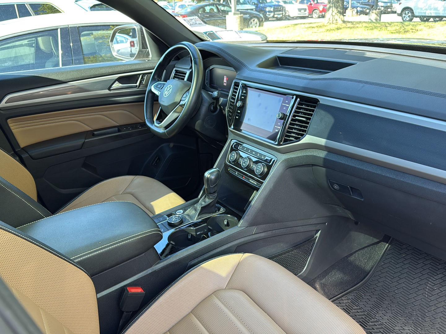 2020 Volkswagen Atlas Cross Sport V6 SEL Premium photo 2