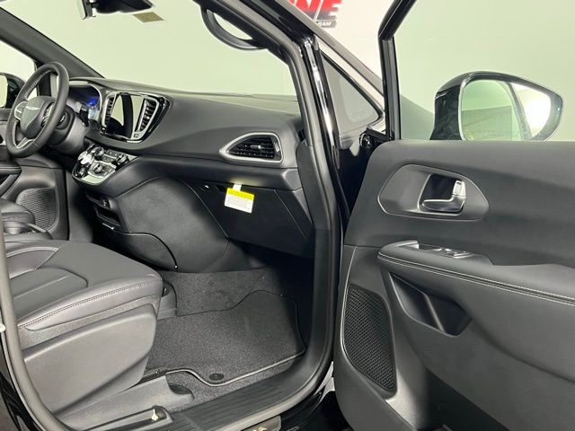2026 Chrysler Voyager LX - Photo 29