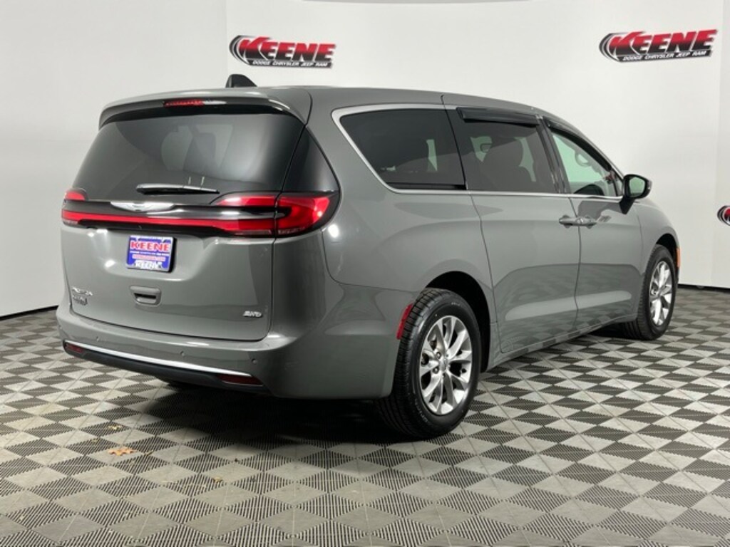 Used 2023 Chrysler Pacifica Touring L Minivan/Van