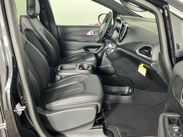 2026 Chrysler Voyager LX - Photo 30