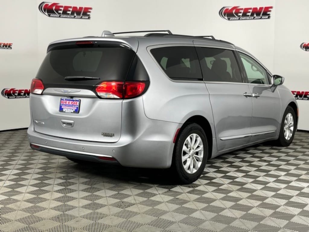 Used 2017 Chrysler Pacifica Touring L Minivan/Van