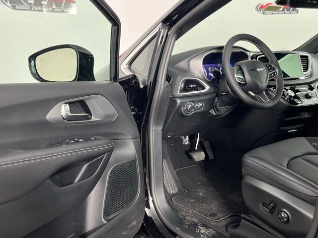 2026 Chrysler Voyager LX - Photo 21