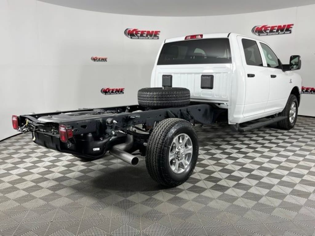 New 2026 Ram 3500 TRADESMAN CREW CAB CHASSIS 4X4 60' CA Pickup