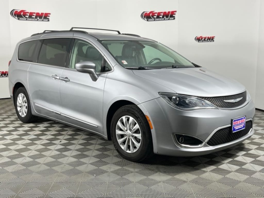 Used 2017 Chrysler Pacifica Touring L Minivan/Van