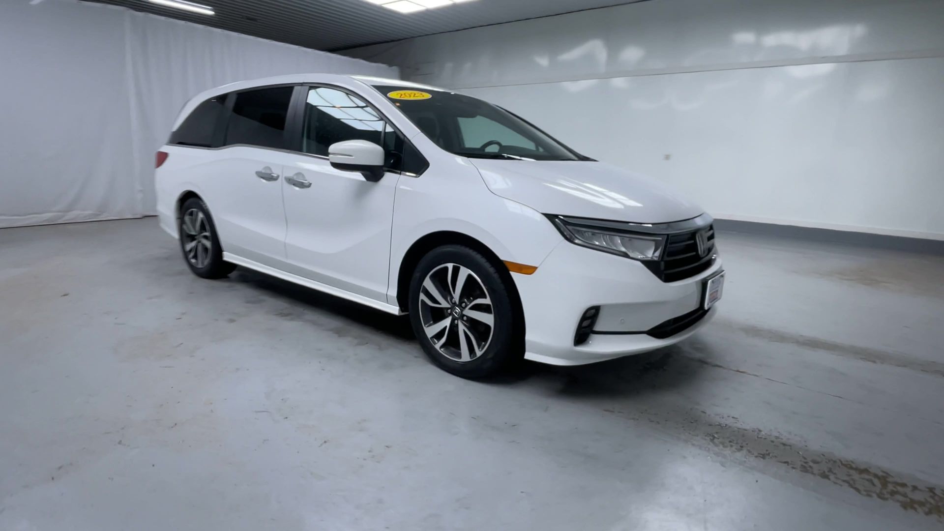 2023 Honda Odyssey Touring photo 2