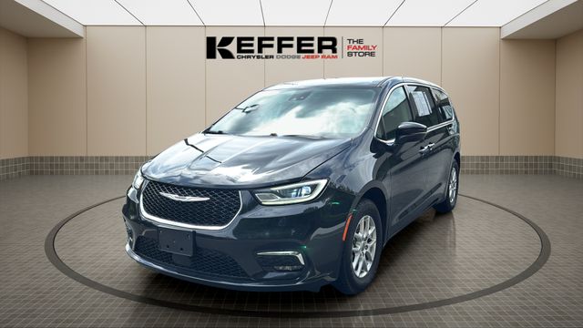2023 Chrysler Pacifica Touring L's photo