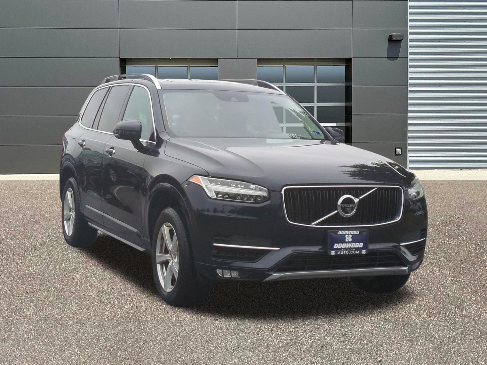 2017 Volvo XC90 T5 AWD Momentum's photo