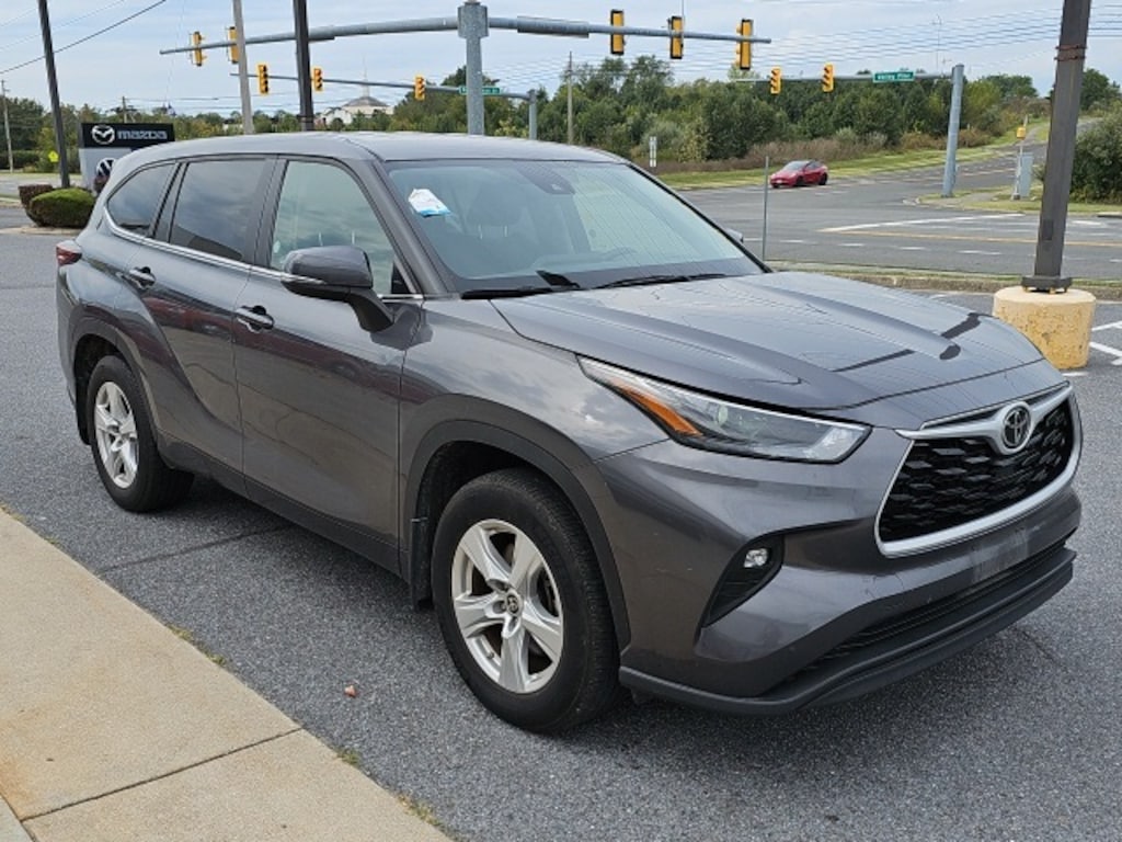 Used 2024 Toyota Highlander LE SUV